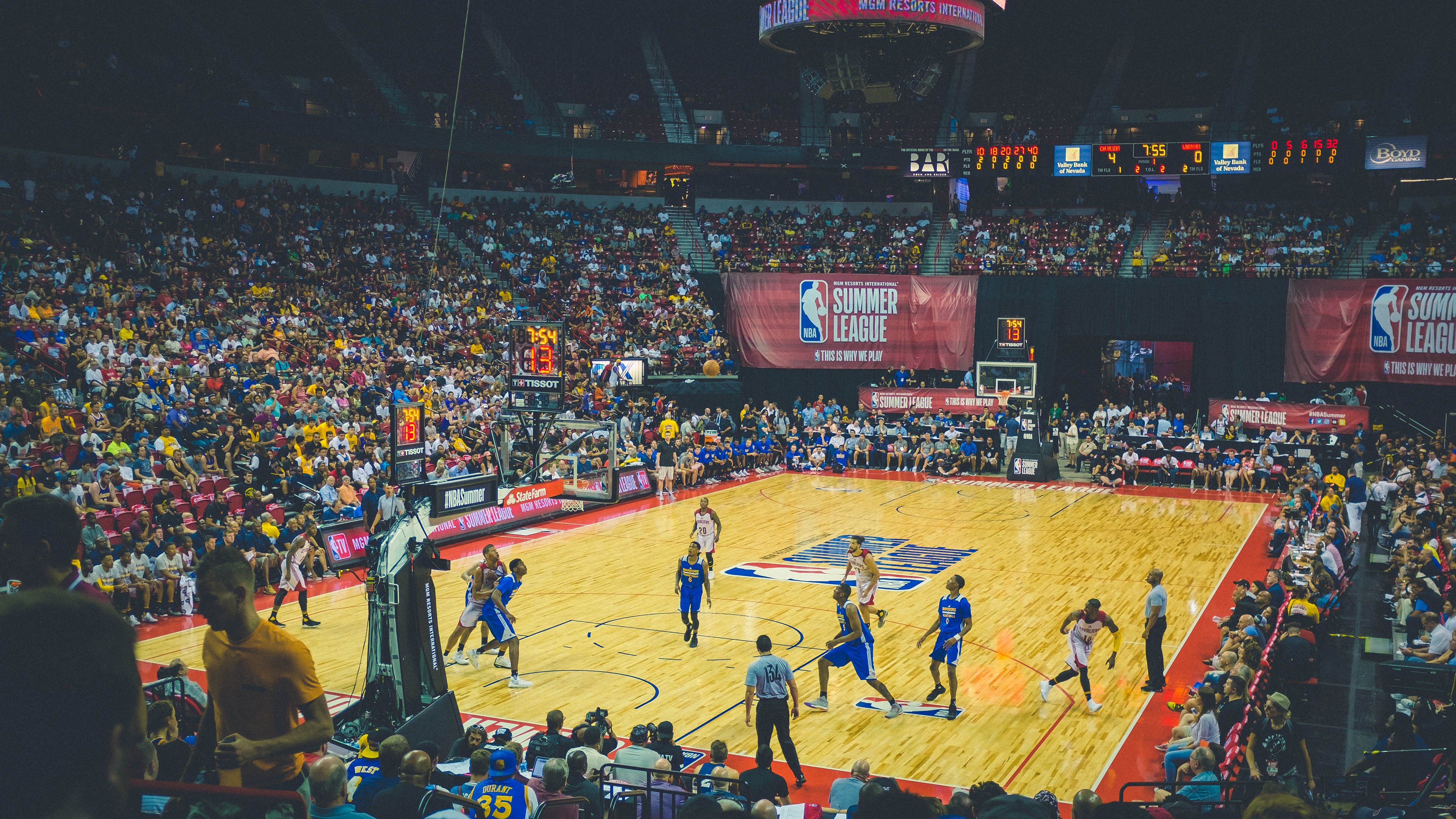 比赛现场：运动员们的坚持与激情，运动员坚持不懈的训练